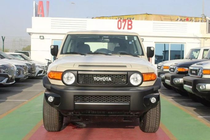 Новый Toyota FJ Cruiser, 4.0 л, 2023 в Дубае от AL BAHAR MOTORS FZE Светло-коричневый цвет.  | AUTO.AE