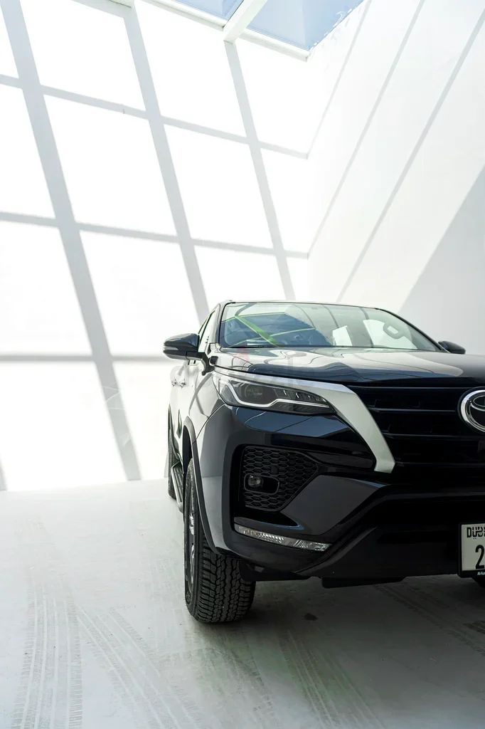 Toyota Fortuner II Рестайлинг, 2025 внедорожник 5 дв.  класса в Дубае от Drivex Car Rental тёмно-синий цвет | AUTO.AE