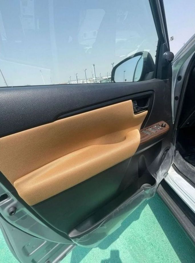 Новый Toyota Fortuner II Рестайлинг, 2.7 л, 2023 в Дубае от Mohamed Hakim Motors Серебристый цвет. GCC | AUTO.AE