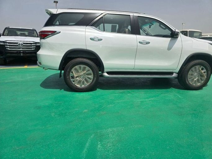 Новый Toyota Fortuner II Рестайлинг, 4.0 л, 2024 в Дубае от Mohamed Hakim Motors Белый цвет. GCC | AUTO.AE