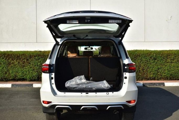 Новый Toyota Fortuner II Рестайлинг, 4.0 л, 2023 в Дубае от Mohamed Hakim Motors Белый цвет. GCC | AUTO.AE