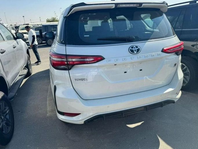 Новый Toyota Fortuner II Рестайлинг, 2.8 л, 2024 в Дубае от Mohamed Hakim Motors Белый цвет. Other | AUTO.AE