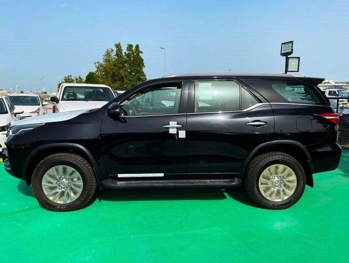 New Toyota Fortuner II Facelift, 2.8 l, 2023 in Dubai by Mohamed Hakim Motors, Black color. GCC Specs | AUTO.AE