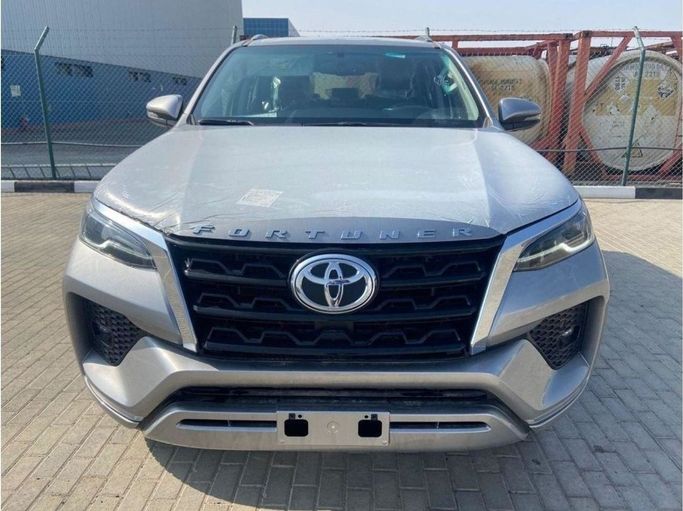 New Toyota Fortuner II Facelift, 4.0 l, 2023 in Dubai by Mohamed Hakim Motors, Silver color. GCC Specs | AUTO.AE