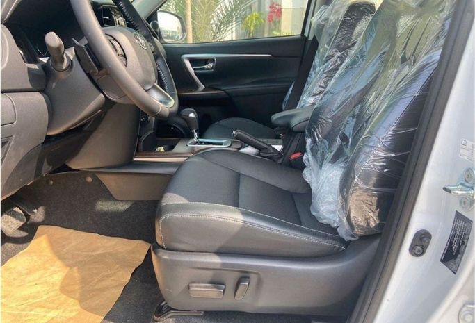 New Toyota Fortuner II Facelift, 4.0 l, 2023 in Dubai by Mohamed Hakim Motors, Silver color. GCC Specs | AUTO.AE