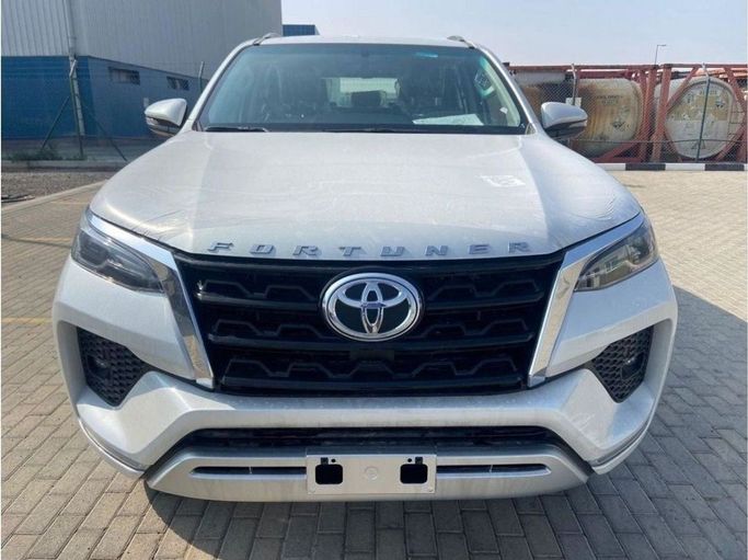 New Toyota Fortuner II Facelift, 4.0 l, 2023 in Dubai by Mohamed Hakim Motors, White color. GCC Specs | AUTO.AE