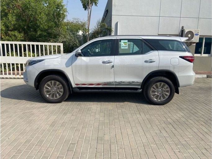 New Toyota Fortuner II Facelift, 4.0 l, 2023 in Dubai by Mohamed Hakim Motors, White color. GCC Specs | AUTO.AE