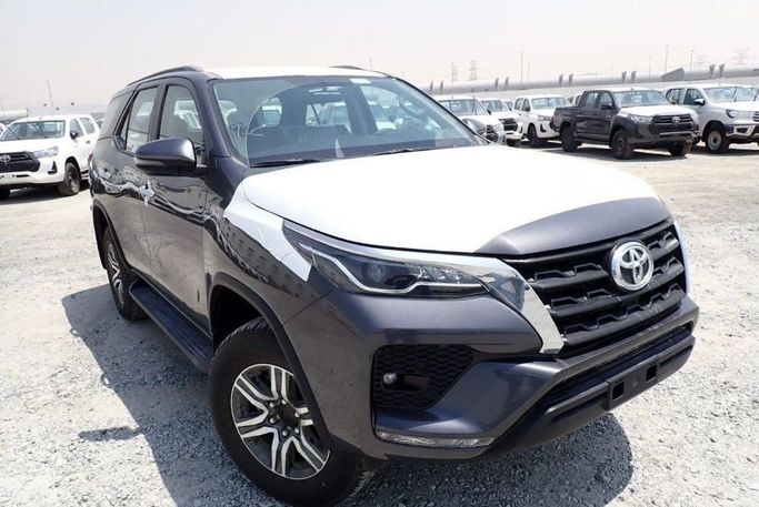 Новый Toyota Fortuner II Рестайлинг, 2.4 л, 2023 в Дубае от Mohamed Hakim Motors Серый цвет. GCC | AUTO.AE