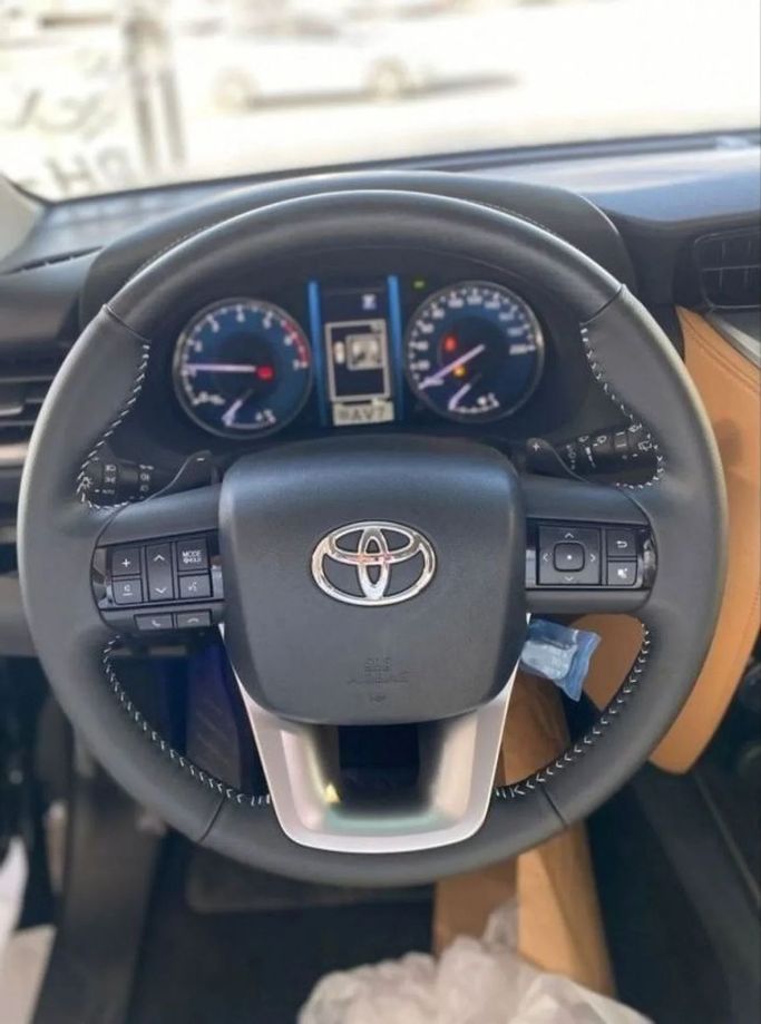 Новый Toyota Fortuner II Рестайлинг, 4.0 л, 2023 в Дубае от Mohamed Hakim Motors Черный цвет. GCC | AUTO.AE