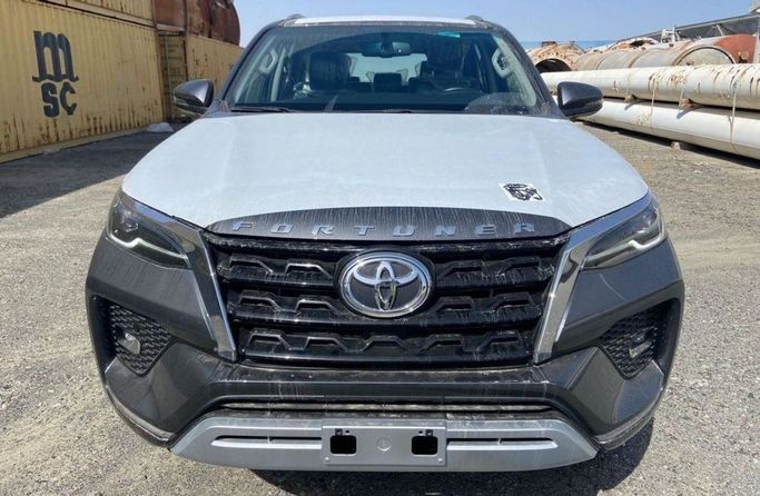 Новый Toyota Fortuner II Рестайлинг, 4.0 л, 2023 в Дубае от Mohamed Hakim Motors Серый цвет. GCC | AUTO.AE