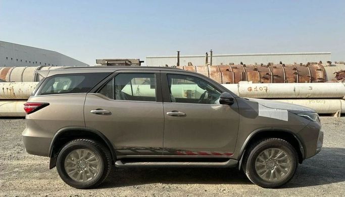 Новый Toyota Fortuner II Рестайлинг, 4.0 л, 2023 в Дубае от Mohamed Hakim Motors Бежевый цвет. GCC | AUTO.AE