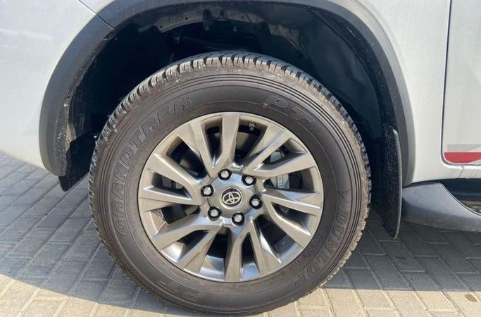 Новый Toyota Fortuner II Рестайлинг, 4.0 л, 2023 в Дубае от Mohamed Hakim Motors Бежевый цвет. GCC | AUTO.AE