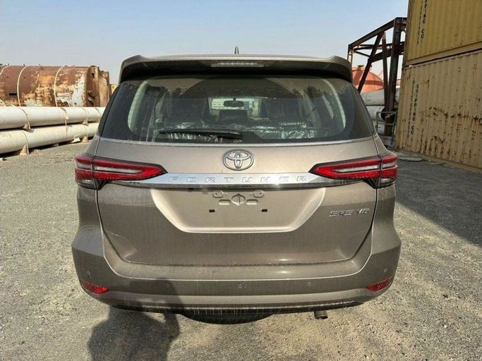 Новый Toyota Fortuner II Рестайлинг, 4.0 л, 2023 в Дубае от Mohamed Hakim Motors Бежевый цвет. GCC | AUTO.AE