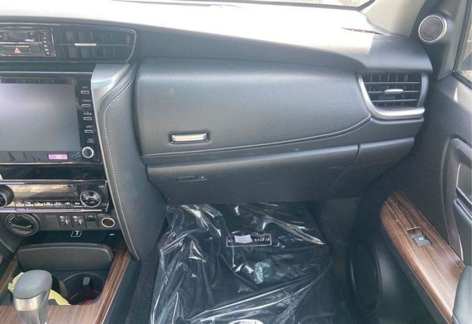 Новый Toyota Fortuner II Рестайлинг, 4.0 л, 2023 в Дубае от Mohamed Hakim Motors Бежевый цвет. GCC | AUTO.AE