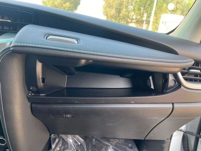 Новый Toyota Fortuner II Рестайлинг, 4.0 л, 2023 в Дубае от Mohamed Hakim Motors Бежевый цвет. GCC | AUTO.AE