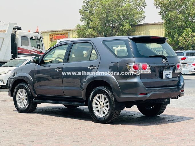 Подержанный Toyota Fortuner I, 2.7 л, 2012 в Дубае от Alhamd Motors Серый цвет. GCC | AUTO.AE
