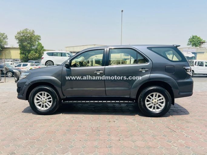 Подержанный Toyota Fortuner I, 2.7 л, 2012 в Дубае от Alhamd Motors Серый цвет. GCC | AUTO.AE