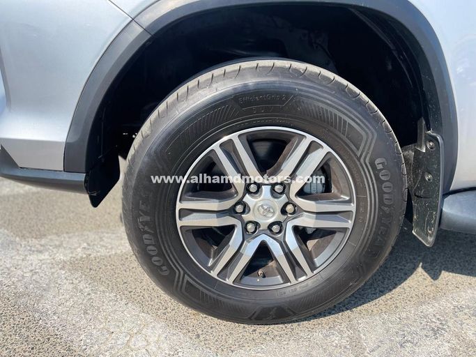 Used Toyota Fortuner II, 2.7 l, 2017 in Dubai by Alhamd Motors, Silver color. GCC Specs | AUTO.AE