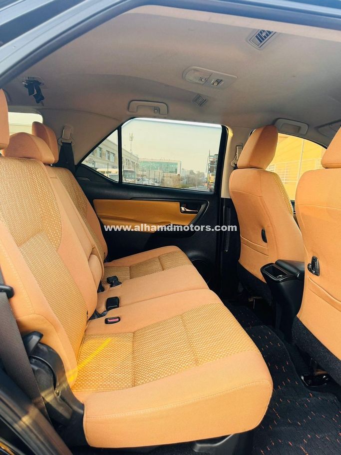 Подержанный Toyota Fortuner II, 2.7 л, 2017 в Дубае от Alhamd Motors Черный цвет. GCC | AUTO.AE