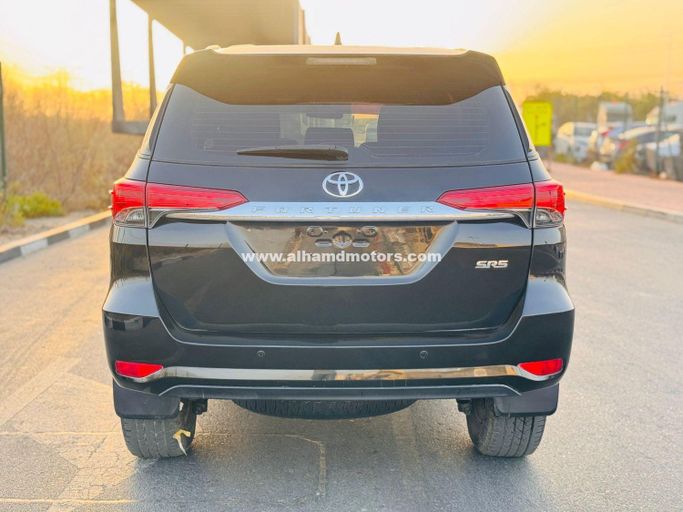 Подержанный Toyota Fortuner II, 2.7 л, 2017 в Дубае от Alhamd Motors Черный цвет. GCC | AUTO.AE