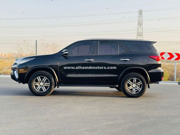 Подержанный Toyota Fortuner II, 2.7 л, 2017 в Дубае от Alhamd Motors Черный цвет. GCC | AUTO.AE