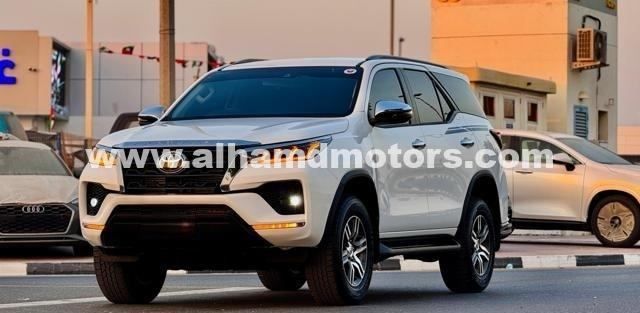 Подержанный Toyota Fortuner II Рестайлинг, 2.8 л, 2024 в Дубае от Alhamd Motors Белый цвет. Other | AUTO.AE