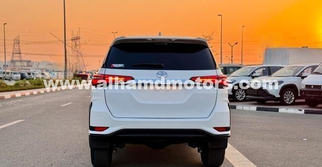 Подержанный Toyota Fortuner II Рестайлинг, 2.8 л, 2024 в Дубае от Alhamd Motors Белый цвет. Other | AUTO.AE