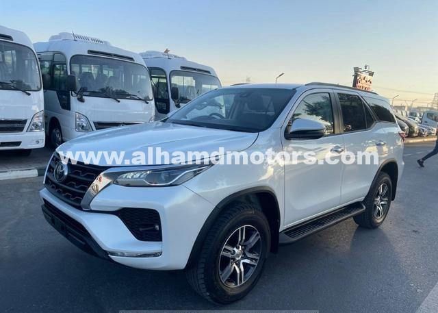 Подержанный Toyota Fortuner II Рестайлинг, 2.8 л, 2023 в Дубае от Alhamd Motors Белый цвет. Other | AUTO.AE
