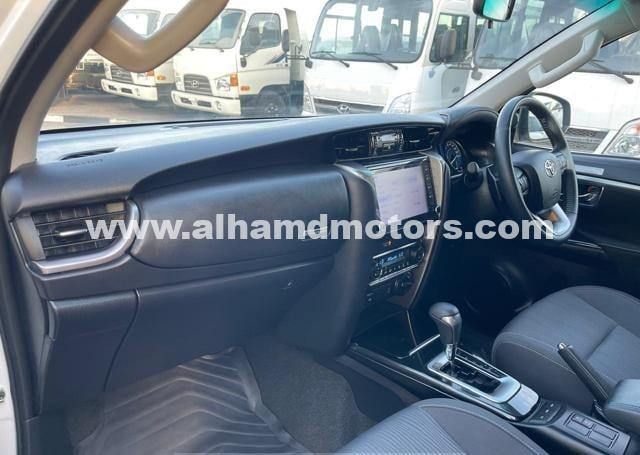 Подержанный Toyota Fortuner II Рестайлинг, 2.8 л, 2023 в Дубае от Alhamd Motors Белый цвет. Other | AUTO.AE