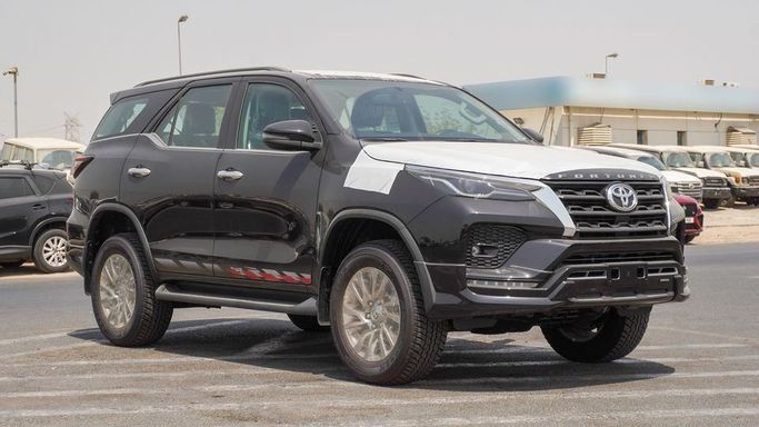 Новый Toyota Fortuner II Рестайлинг, 4.0 л, 2025 в Дубае от Najem Motors Черный цвет. GCC | AUTO.AE