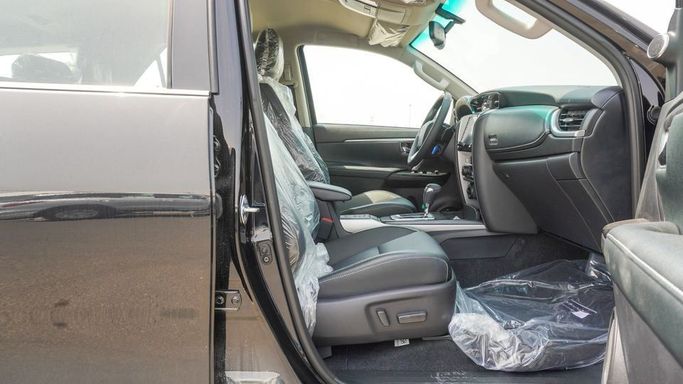 Новый Toyota Fortuner II Рестайлинг, 4.0 л, 2025 в Дубае от Najem Motors Черный цвет. GCC | AUTO.AE