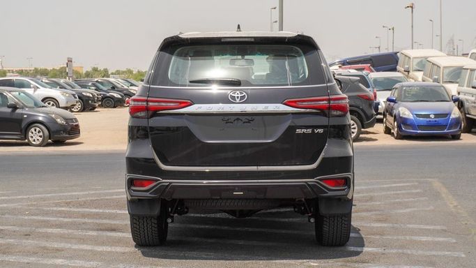 Новый Toyota Fortuner II Рестайлинг, 4.0 л, 2025 в Дубае от Najem Motors Черный цвет. GCC | AUTO.AE