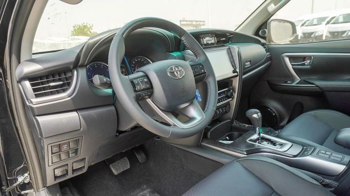 Новый Toyota Fortuner II Рестайлинг, 4.0 л, 2025 в Дубае от Najem Motors Черный цвет. GCC | AUTO.AE