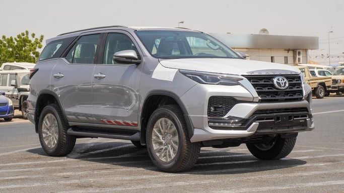 Новый Toyota Fortuner II Рестайлинг, 4.0 л, 2025 в Дубае от Najem Motors Серый цвет. GCC | AUTO.AE