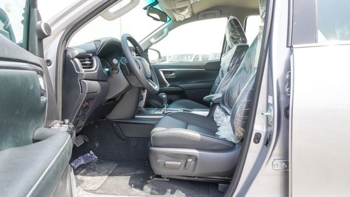 Новый Toyota Fortuner II Рестайлинг, 4.0 л, 2025 в Дубае от Najem Motors Серый цвет. GCC | AUTO.AE