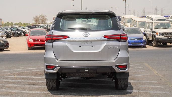 Новый Toyota Fortuner II Рестайлинг, 4.0 л, 2025 в Дубае от Najem Motors Серый цвет. GCC | AUTO.AE