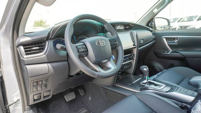 Новый Toyota Fortuner II Рестайлинг, 4.0 л, 2025 в Дубае от Najem Motors Серый цвет. GCC | AUTO.AE