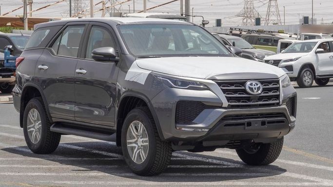 Новый Toyota Fortuner II Рестайлинг, 2.7 л, 2025 в Дубае от Najem Motors Серый цвет. GCC | AUTO.AE