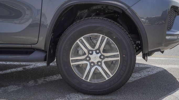 Новый Toyota Fortuner II Рестайлинг, 2.7 л, 2025 в Дубае от Najem Motors Серый цвет. GCC | AUTO.AE