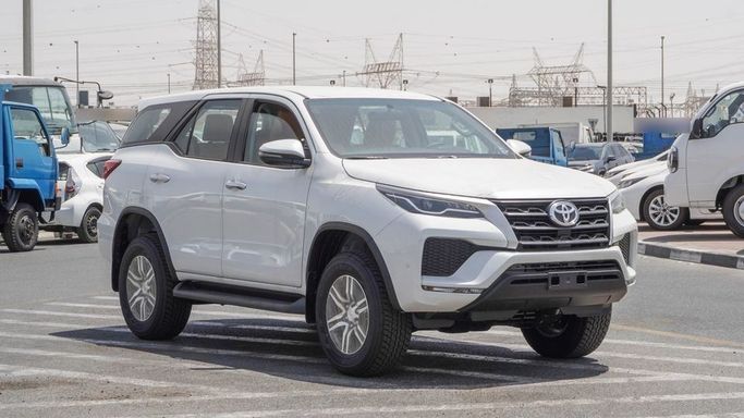 Новый Toyota Fortuner II Рестайлинг, 2.7 л, 2025 в Дубае от Najem Motors Белый цвет. GCC | AUTO.AE