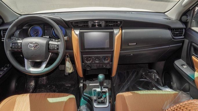 Новый Toyota Fortuner II Рестайлинг, 2.7 л, 2025 в Дубае от Najem Motors Белый цвет. GCC | AUTO.AE