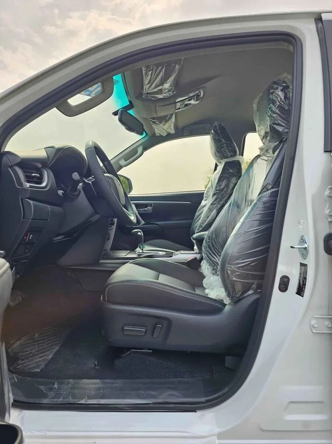 Новый Toyota Fortuner II Рестайлинг, 4.0 л, 2025 в Дубае от SK Motors Белый цвет. Other | AUTO.AE