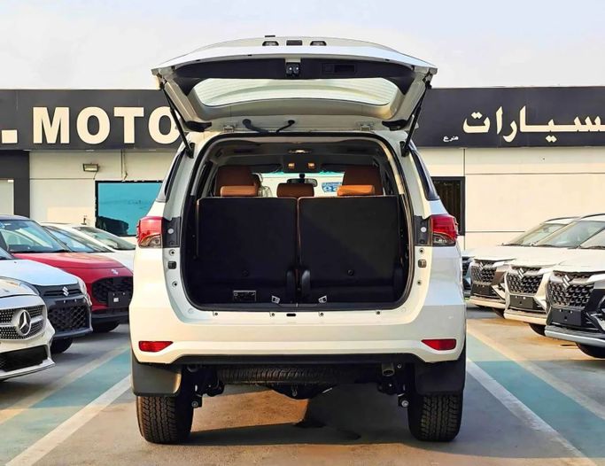 Новый Toyota Fortuner II Рестайлинг, 2.4 л, 2025 в Дубае от SK Motors Белый цвет. Other | AUTO.AE