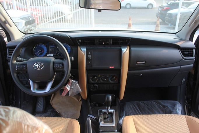 Новый Toyota Fortuner II Рестайлинг, 2.4 л, 2023 в Дубае от Titanum Cars Серый цвет. Other | AUTO.AE