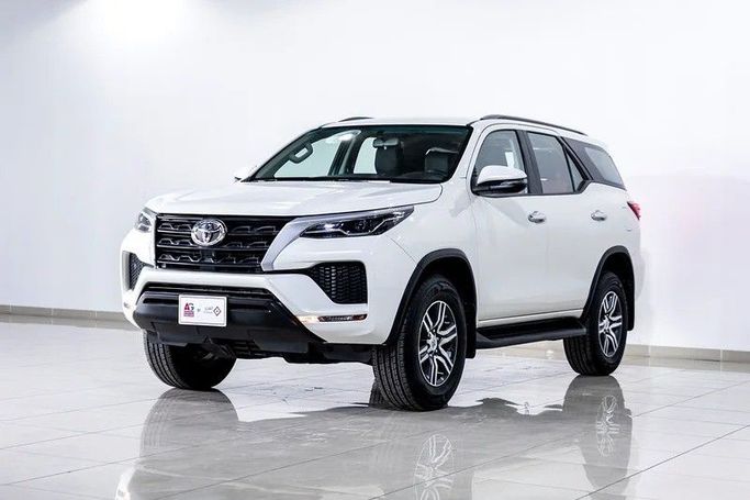 Подержанный Toyota Fortuner II Рестайлинг, 2.7 л, 2022 в Дубае от AG Motors Белый цвет. GCC | AUTO.AE