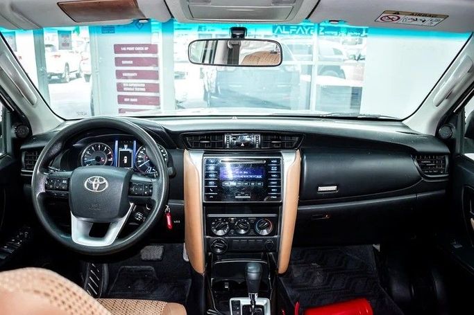 Подержанный Toyota Fortuner II Рестайлинг, 2.7 л, 2021 в Дубае от AG Motors Белый цвет. GCC | AUTO.AE