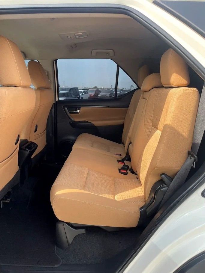 Подержанный Toyota Fortuner II Рестайлинг, 2.7 л, 2022 в Дубае от Shalimar Белый цвет. GCC | AUTO.AE