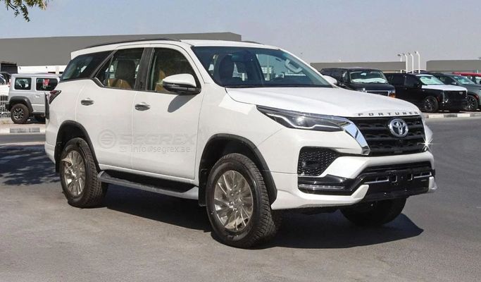 Новый Toyota Fortuner II Рестайлинг, 4.0 л, 2025 в Дубае от Segrex Auto Белый цвет. GCC | AUTO.AE