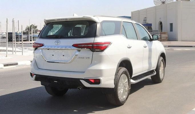 Новый Toyota Fortuner II Рестайлинг, 4.0 л, 2025 в Дубае от Segrex Auto Белый цвет. GCC | AUTO.AE