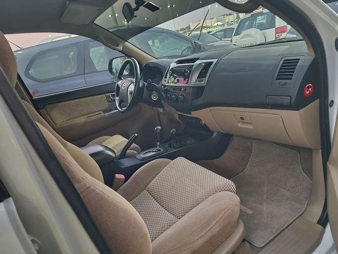 Подержанный Toyota Fortuner I Рестайлинг 2, 2.7 л, 2015 в Дубае от Abdo Al Muthanna Used Cars Белый цвет. GCC | AUTO.AE